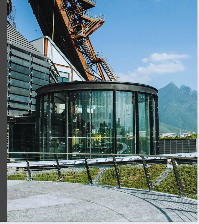 Elevador panorámico de cristal en el Museo del Acero de Monterrey